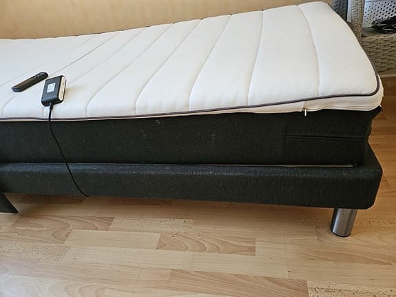 Jysk höj och sänkbar säng med madrass 90x200 svart