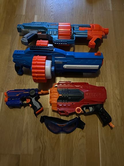 Nerf leksakspistoler och gevär med skyddsglasögon