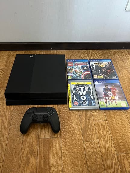 Sony Playstation 4 med handkontroll samt flera spel