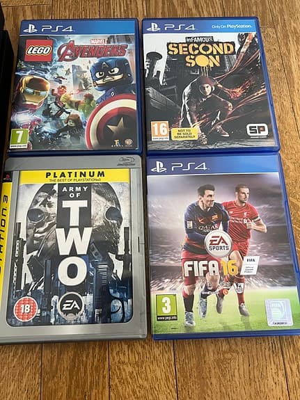Sony Playstation 4 med handkontroll samt flera spel