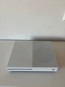 Microsoft Xbox One vit med tillbehör