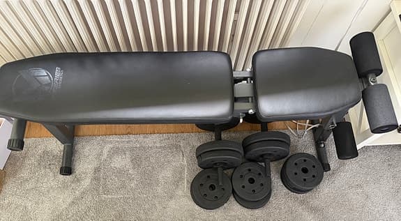 Träningsbänk + justerbara hantlar 30 kg