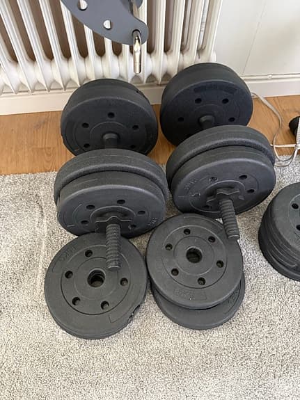 Träningsbänk + justerbara hantlar 30 kg