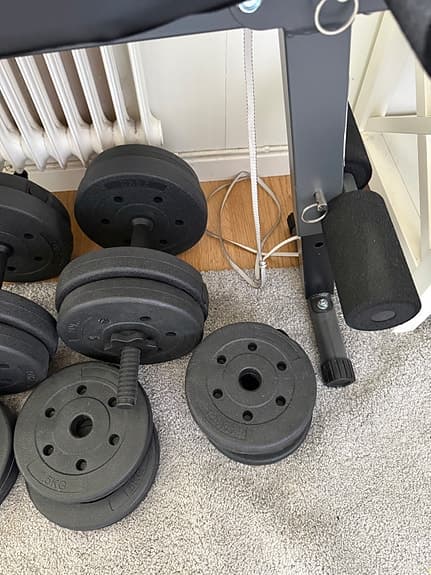Träningsbänk + justerbara hantlar 30 kg