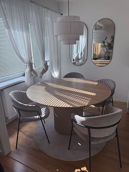 Astrid matgrupp från Mio – runt bord + 4 Selina stolar