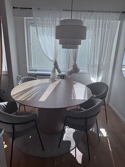 Astrid matgrupp från Mio – runt bord + 4 Selina stolar