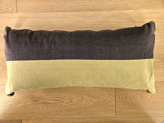 Linum kudde grönlila 65x30cm med tofsar i hörnen