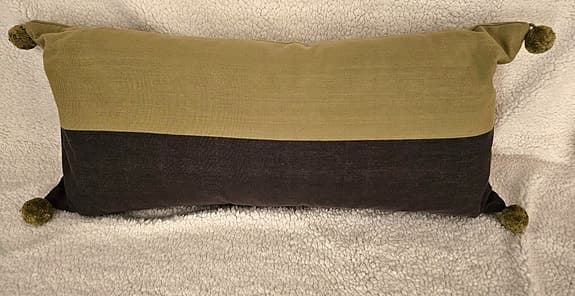 Linum kudde grönlila 65x30cm med tofsar i hörnen