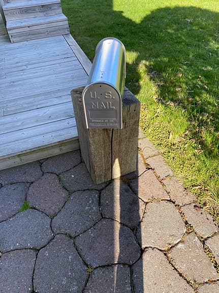 Amerikansk postlåda med tillhörande monterings sats o stolpe.