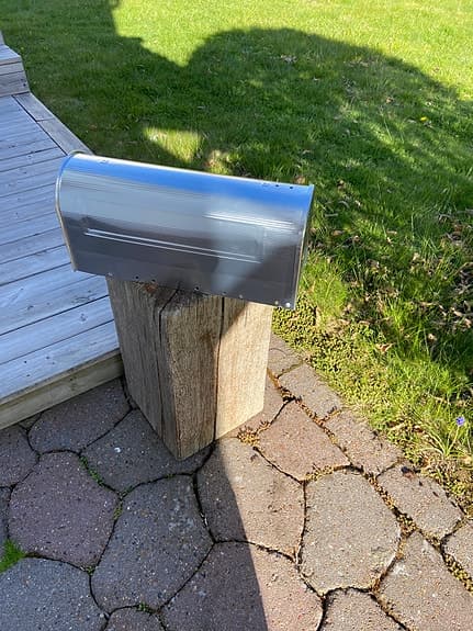 Amerikansk postlåda med tillhörande monterings sats o stolpe.
