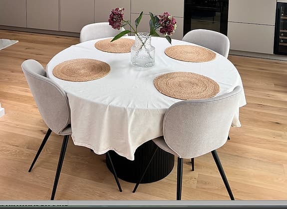 Matstolar från Dan Form