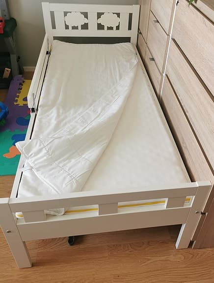 IKEA barnsäng med sängskydd 165x77 vit