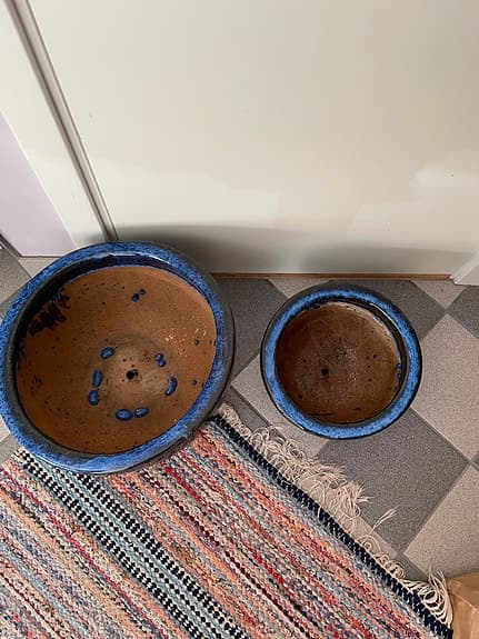 2 st fina blåglaserade keramikkrukor