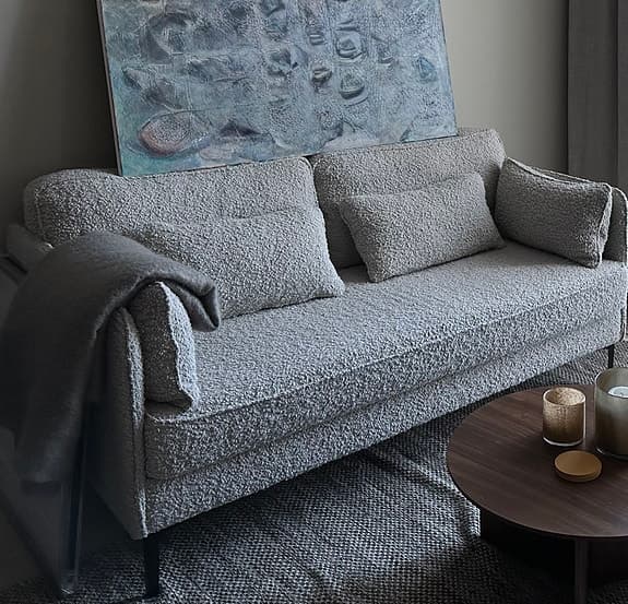 Jakobsdals Torshavn 2,5 sits soffa i ljusgrå bouclé