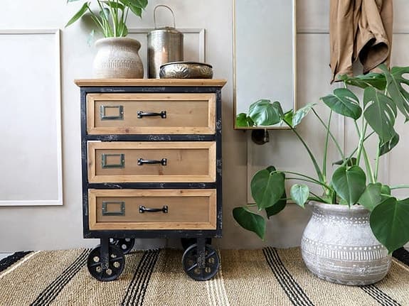 Byrå på hjul - 3 lådor - Chic Antique Danmark