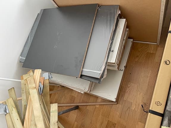 Nya köksskåp och lådor för både kök och tvätt, skjutdörr, bänkskiva