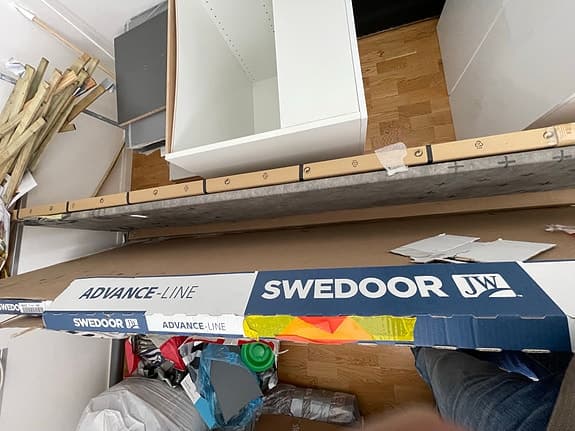 Nya köksskåp och lådor för både kök och tvätt, skjutdörr, bänkskiva