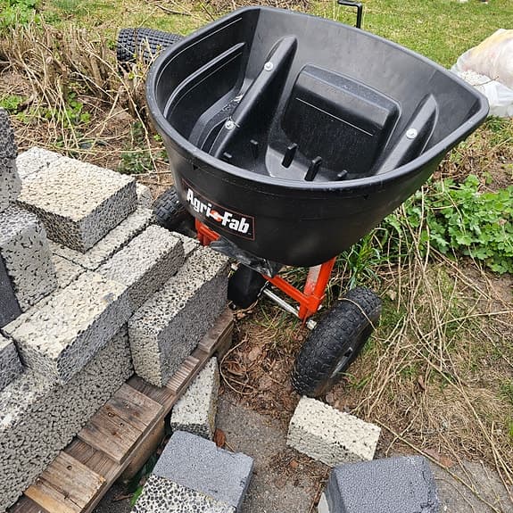 Trädgårdsvagn med spridare