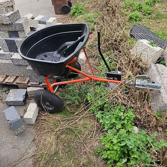 Trädgårdsvagn med spridare