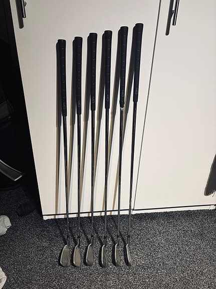 Golfklubbor järnset med stålskaft