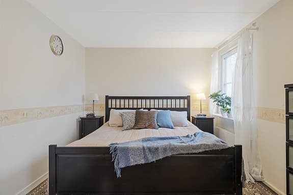 Hemnes sängstomme och sängbord