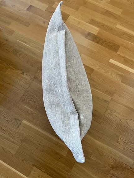 Beige kudde med strukturmönster
