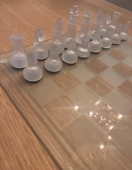 Schackspel i glas med schackbräde