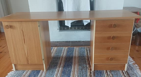 Skrivbord med fristående hurtsar.