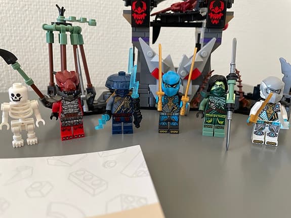 LEGO Ninjago lekset med tempel och minifigurer