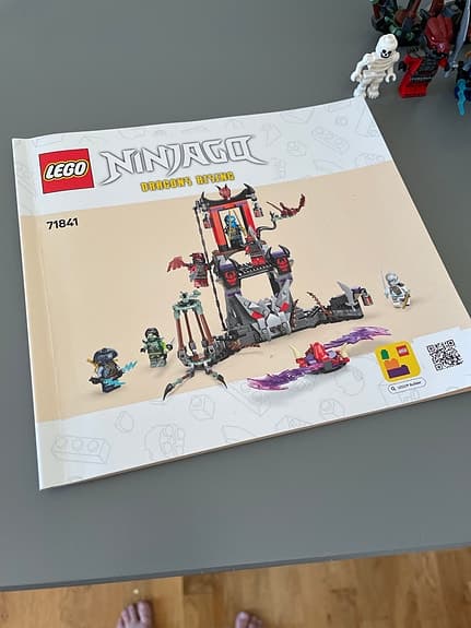 LEGO Ninjago lekset med tempel och minifigurer