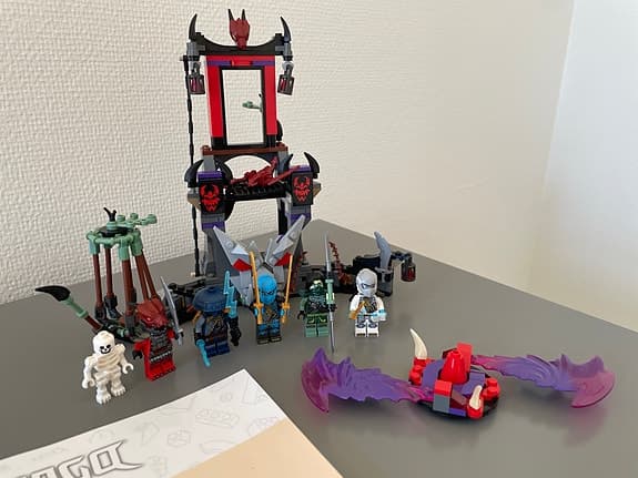 LEGO Ninjago lekset med tempel och minifigurer