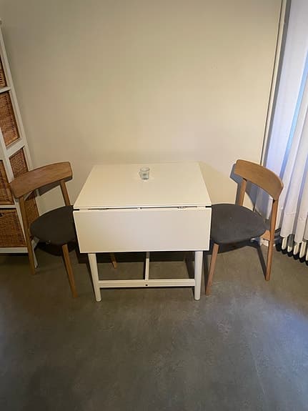 Fällbord med två stolar