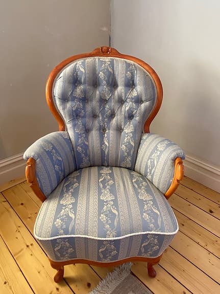 Elegant salongsgrupp i klassisk stil – soffa, 2 fåtöljer & soffbord