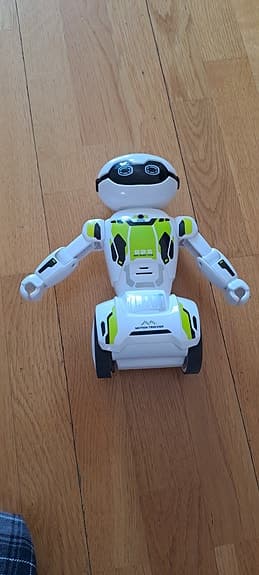Vit grön leksaksrobot med fjärrkontroll