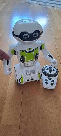 Vit grön leksaksrobot med fjärrkontroll