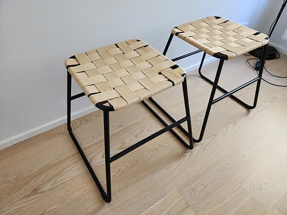 2 st IKEA BOESKIL pallar med ÅKERVINDEFLY dynor - pga flytt