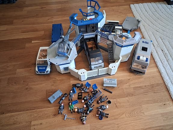 Massa Playmobil - polisstation, brandstation med fordon och figurer