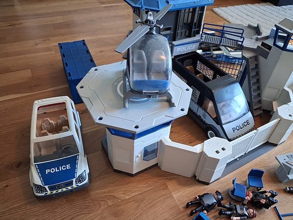 Massa Playmobil - polisstation, brandstation med fordon och figurer