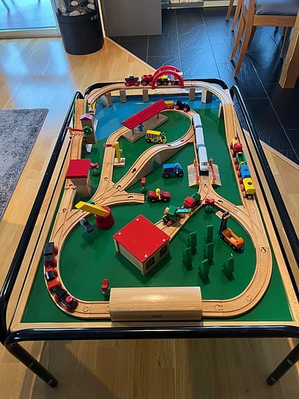 BRIO Tågbord med tillbehör