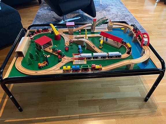 BRIO Tågbord med tillbehör