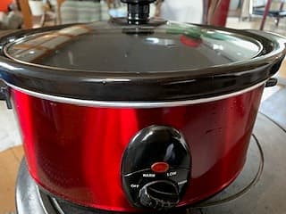 Röd slowcooker med glaslock