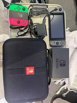 Nintendo Switch 2019 och 2 extra handkontroller samt förvaringsväska