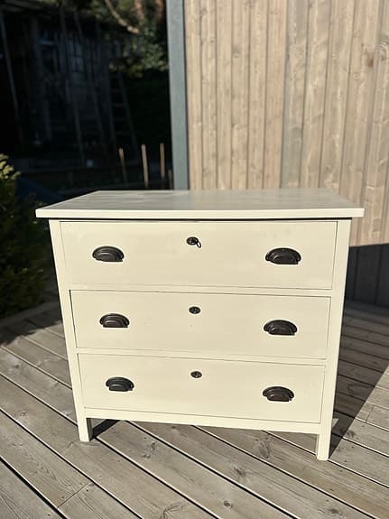 Beige antik byrå