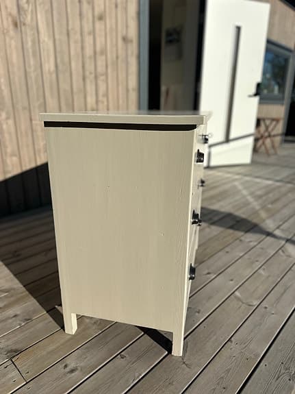 Beige antik byrå
