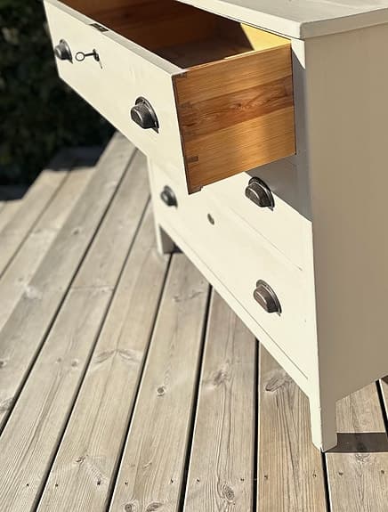 Beige antik byrå