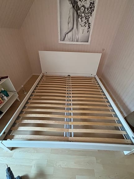 IKEA sängram med ribbotten vit