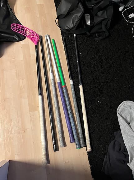 Innebandyklubbor och skaft blandade märken