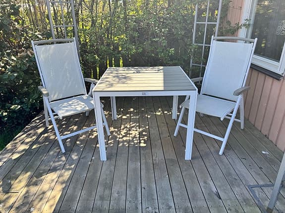 Vit trädgårdsgrupp med bord och 2 stolar