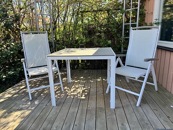 Vit trädgårdsgrupp med bord och 2 stolar