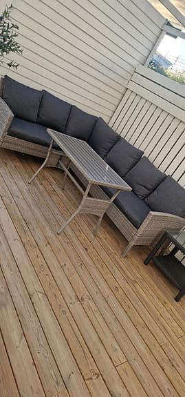 Hörnsoffa i konstrotting med bord för uteplats